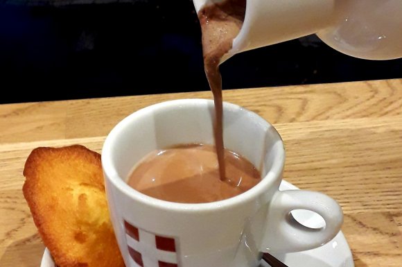  boire-chocolat-chaud-a l'ancienne-salon-de-the-chambery-bistrot-maison-de-savoie.jpg