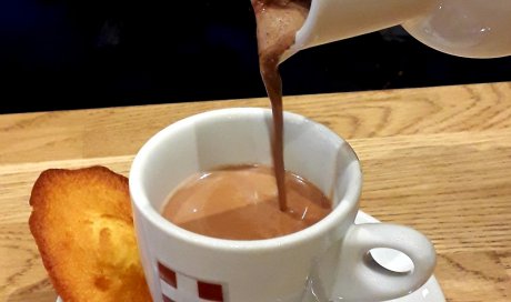  boire-chocolat-chaud-a l'ancienne-salon-de-the-chambery-bistrot-maison-de-savoie.jpg